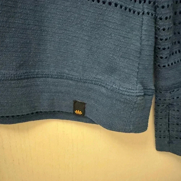 Studio by energy zone blue eyelet long sleeve athletic workout top size medium - Picture 3 of 8